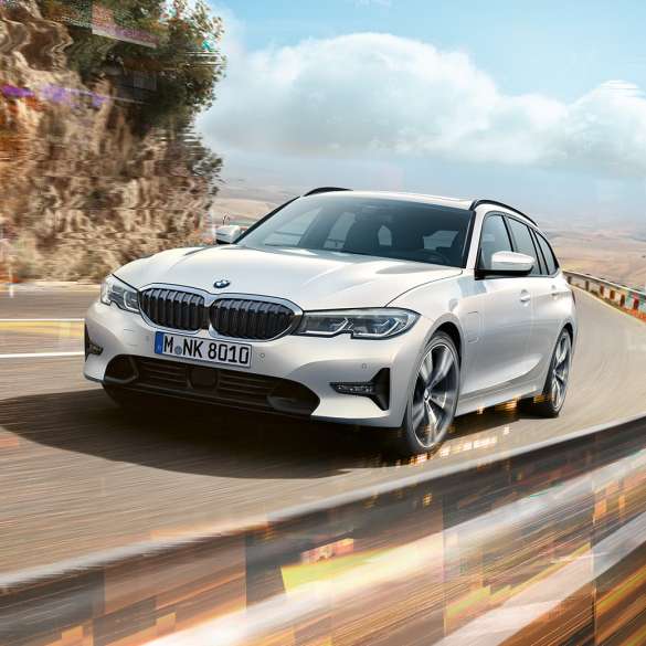 BMW 3-serie Touring, BMW 330e laddhybrid BMW 3-serie Touring, BMW 330e laddhybrid på väg över en bro