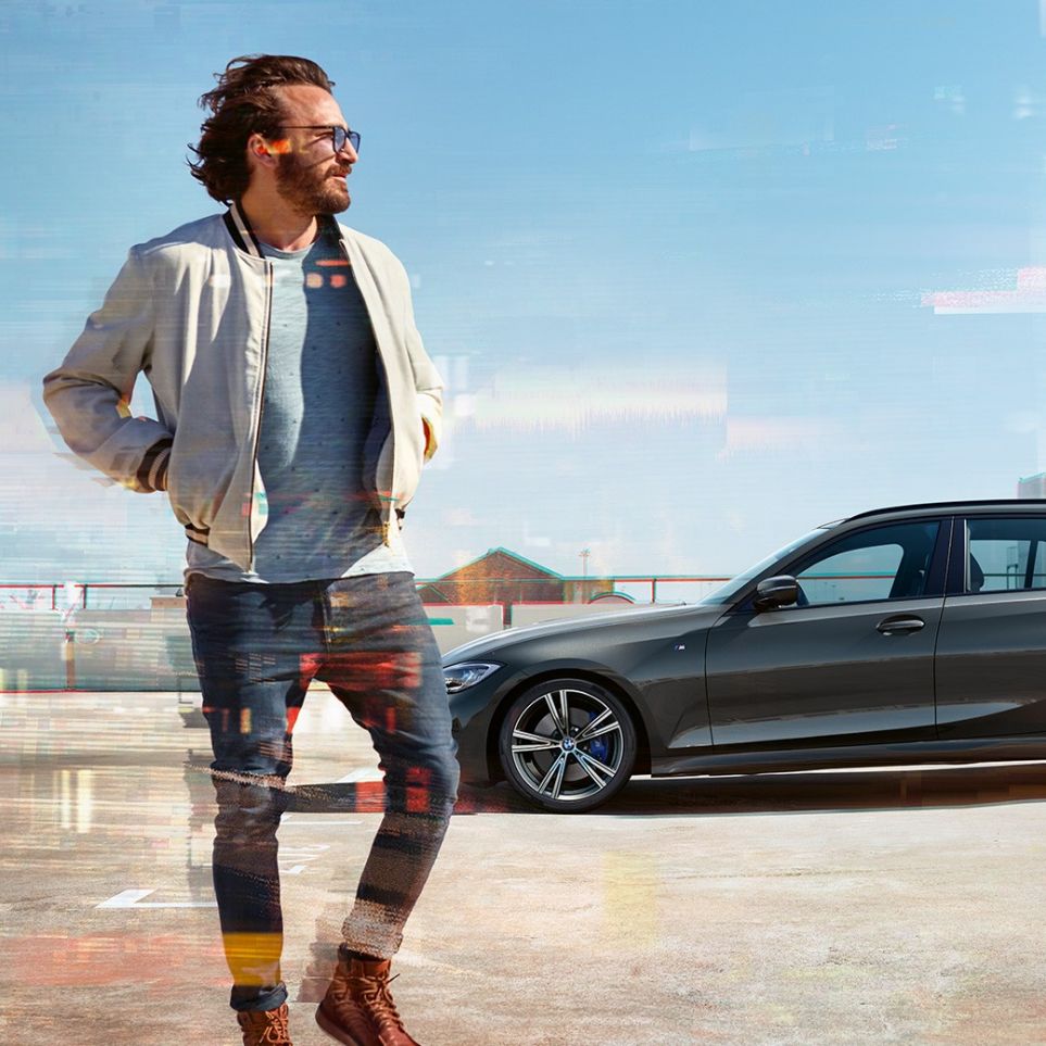 BMW 3-serie Touring, sedd från sidan Design BMW 3-serie Touring, sedd från sidan på parkeringsdäck framför stadskuliss