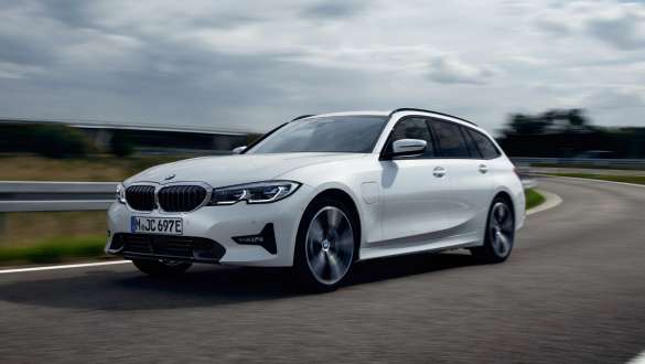 Laddhybrid BMW 3-serie Touring 2021 G21 sedd snett framifrån körande Laddhybrid BMW 3-serie Touring 2021 G21 sedd snett framifrån körande på väg
