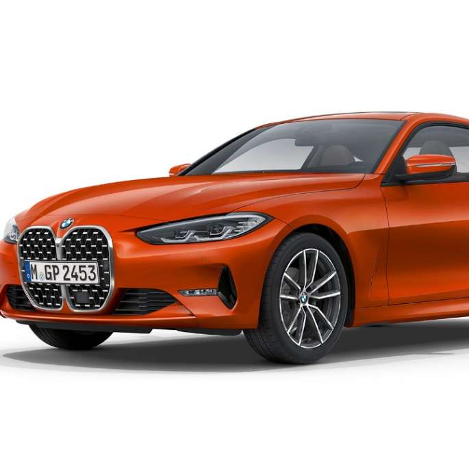 Trefjärdedelsvy framifrån BMW 4-serie Coupé Standardutrustning G22 2020 sedd snett bakifrån BMW 4-serie Coupé G22 2020 Standardutrustning Sunset Orange metallic sedd snett framifrån