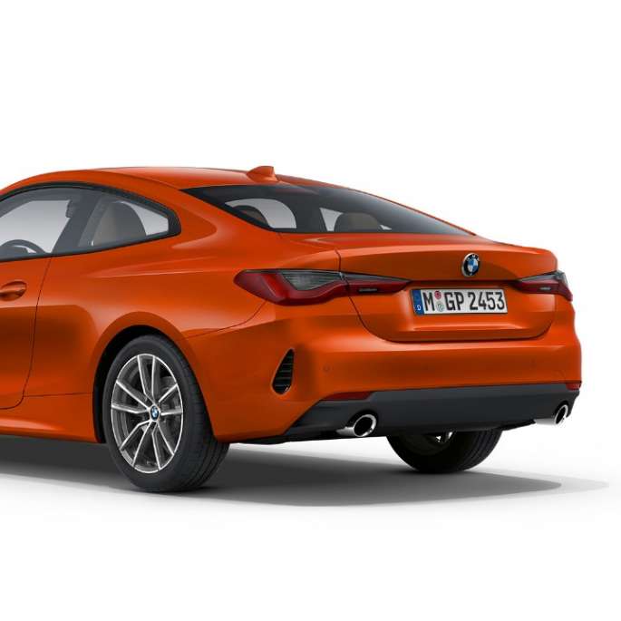 Trefjärdedelsvy bakifrån BMW 4-serie Coupé Standardutrustning G22 2020 BMW 4-serie Coupé F22 2020 Standardutrustning Sunset Orange metallic sedd snett bakifrån