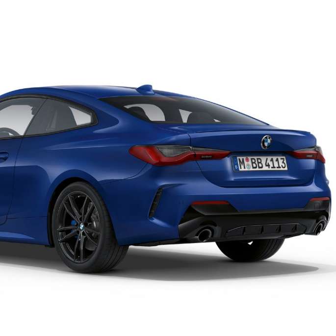 Bakparti BMW 4-serie Coupé M Sport G22 2020 BMW 4-serie Coupé G22 2020 M Sport Arctic Race Blue metallic, sedd snett bakifrån