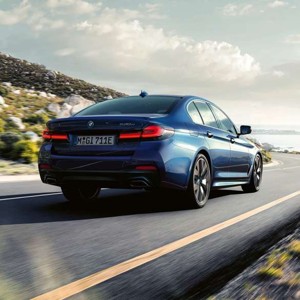 Kördynamik BMW 5-serie Sedan G30 Kördynamik BMW 5-serie Sedan G30 Phytonicblå sedd snett bakifrån körandes