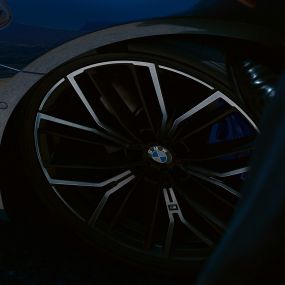 M lättmetallfälg Y-eker 846 M Bicolor BMW 5-serie Sedan G30 M lättmetallfälg Y 846 M BMW 5-serie Sedan G30 Facelift 2020 Phytonicblå närbild
