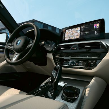 Interiör BMW 5-serie Sedan G30 Informationsdisplay och lädersportratt med multifunktion och växelpaddlar BMW 5-serie Sedan G30 Facelift 2020 Interiör