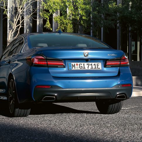 Bakspoiler BMW 5-serie Sedan G30 Friformsändrör BMW 5-serie Sedan G30 Facelift 2020 Phytonicblå närbild bakparti