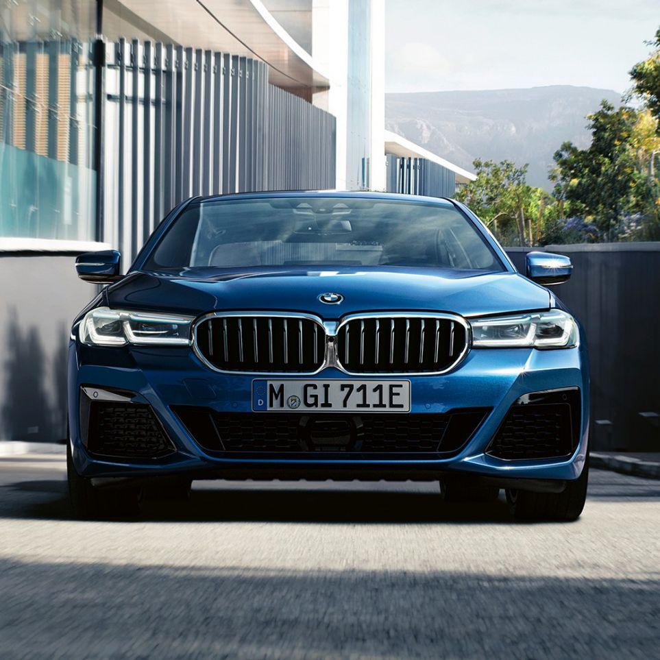 Dubbelnjure och frontspoiler BMW 5-serie Sedan G30 Dubbelnjure och frontspoiler BMW 5-serie Sedan G30 Facelift 2020 Phytonicblå närbild front
