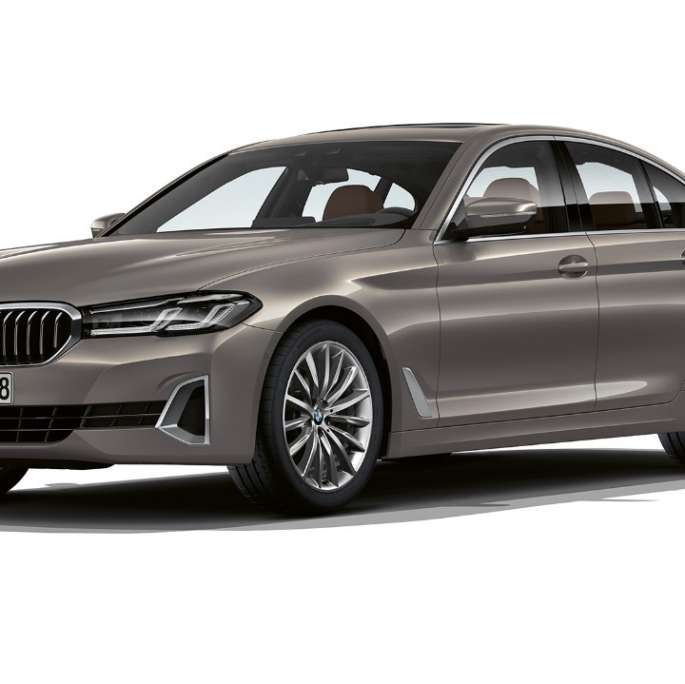 BMW 5-serie Sedan G30 Luxury Line Front BMW 5-serie Sedan 520d xDrive G30 2020 Luxury Line i Berninagrå sedd snett framifrån