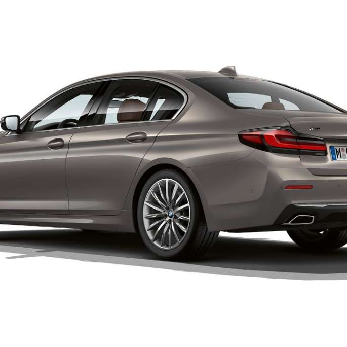 BMW 5-serie Sedan G30 Luxury Line bakparti BMW 5-serie Sedan 540d G30 2020 Luxury Line i Berninagrå trefjärdedelsvy bakifrån