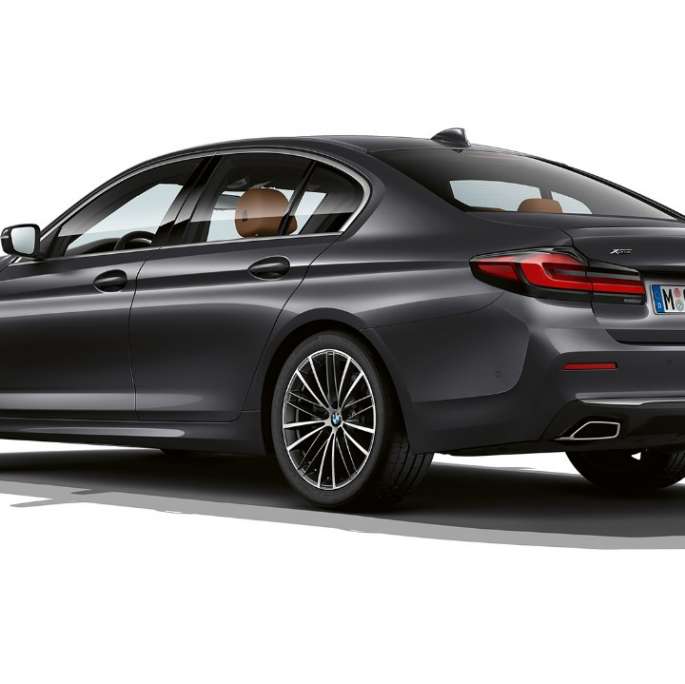 BMW 5-serie Sedan G30 Standardutrustning Bakparti BMW 5-serie Sedan 540i Sedan G30 2020 Standardutrustning i Sofistogrå, sedd snett bakifrån