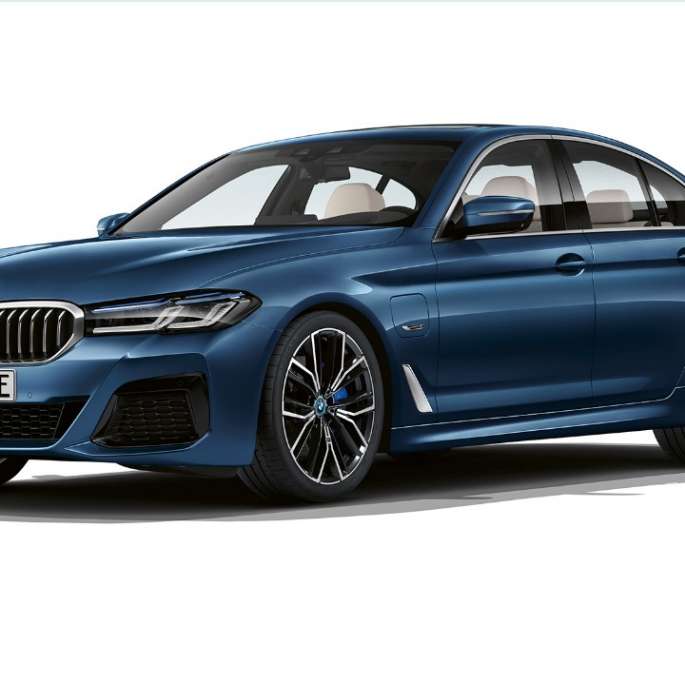 BMW-serie Sedan Plug-in hybrid M sportpaket Front BMW 5-serie Sedan 540d G30 2020 M sportpaket i Alpinvit, sedd snett framifrån