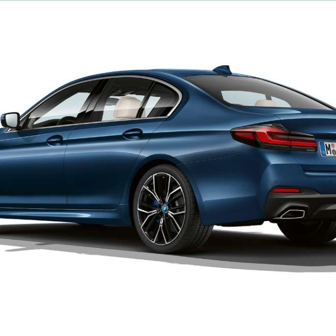 BMW-serie Sedan Plug-in hybrid M sportpaket Bakparti BMW 5-serie Sedan 520d G30 2020 M sportpaket i Alpinvit, sedd snett bakifrån