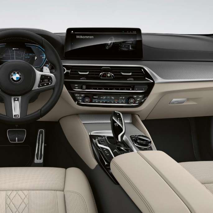 Förarplats BMW 5-serie Sedan Plug-in hybrid G30 M sportpaket Förarplats BMW 5-serie Sedan 520d G30 2020 M sportpaket läder ’Dakota’ Svart med kontrastsöm Blå, Kupé