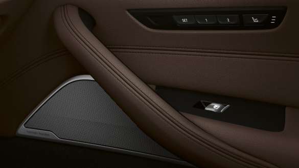 Bowers & Wilkins Diamond Surround Sound System BMW 5-serie Sedan G30 Bowers & Wilkins Diamond Surround Sound System BMW 5-serie Sedan G30 Facelift 2020 Interiör närbild dörr