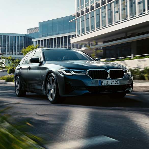 BMW 5-serie Touring G31 exteriör BMW 5-serie Touring G31 Facelift 2020 Sofistogrå sedd snett framifrån körandes i stan