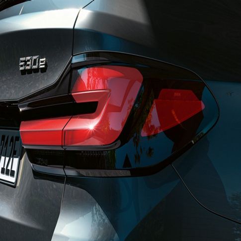 Baklyktor i 3D-form BMW 5-serie Touring G31 Baklyktor BMW 5-serie Touring G31 Facelift 2020 Sofistogrå närbild bakparti