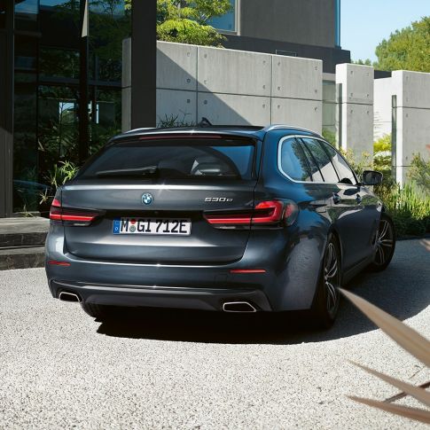 Bakspoiler och friformsändrör BMW 5-serie Touring G31 Bakspoiler och friformsändrör BMW 5-serie Touring G31 Facelift 2020 Sofistogrå närbild bakparti