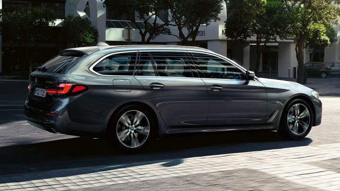 BMW 5-serie Touring G31 sedd från sidan BMW 5-serie Touring G31 Facelift 2020 Sofistogrå sedd från sidan