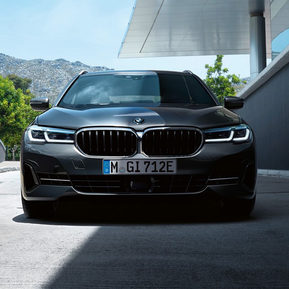 BMW njure och frontspoiler BMW 5-serien Touring G31 BMW njure och frontspoiler BMW 5-serie Touring G31 Facelift 2020 Sofistogrå närbild front