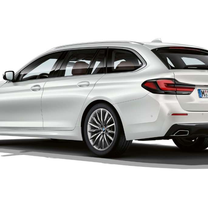 BMW 5-serie Touring G31 Luxury Line Bakparti BMW 5-serie Touring 530i xDrive G30 2020 Luxury Line Mineralvit, sedd snett bakifrån