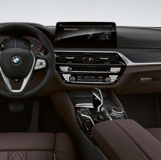 Förarplats BMW 5-serie Touring G31 Luxury Line Förarplats BMW 5-serie Touring 530i G31 2020 Luxury Line exklusivläder ’Nappa’ Mocka exklusivsöm med tubsöm i kontrastfärg Kupé