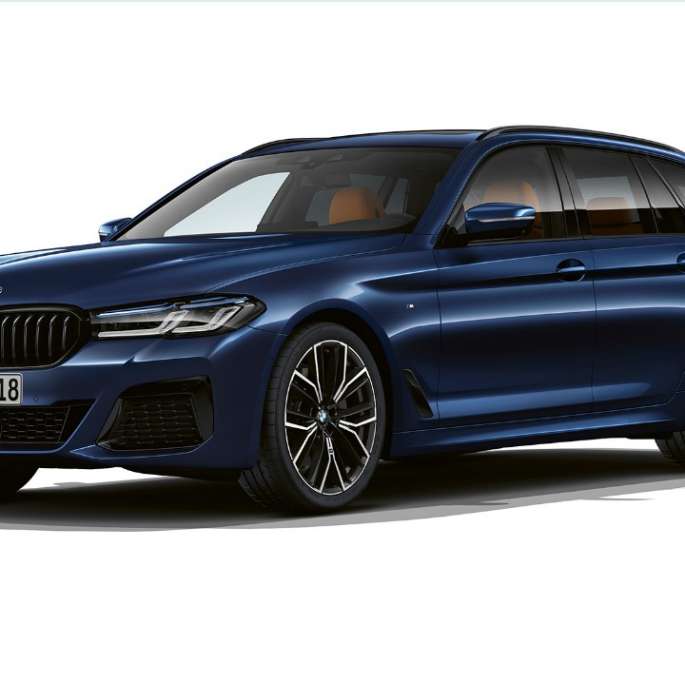 BMW 5-serie Touring G31 M sportpaket Front BMW 5-serie Touring 530e G31 2020 M sportpaket i Tanzanitblå II metallic, sedd snett framifrån
