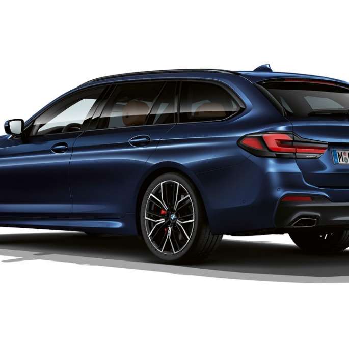 BMW 5-serie Touring G31 M sportpaket Bakparti BMW 5-serie Touring 530e G31 2020 M sportpaket i Tanzanitblå II metallic, sedd snett bakifrån