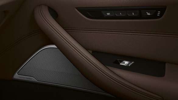 Bowers & Wilkins Diamond Surround Sound System BMW 5-serie Touring G31 Bowers & Wilkins Diamond Surround Sound System BMW 5-serie Touring G31 Facelift 2020 Interiör närbild dörr