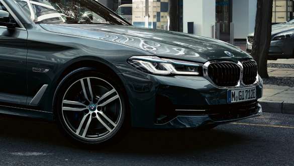 BMW 5-serie Touring G31 med aktiv integralstyrning Aktiv integralstyrning BMW 5-serie Touring G31 Facelift 2020, sedd snett bakifrån körandes