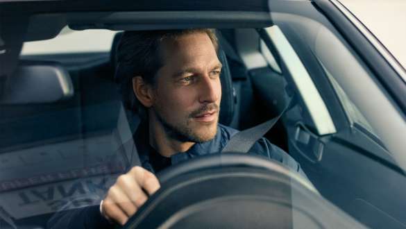 Man bakom ratten i en BMW 5-serie Touring G31 Man bakom ratten i en BMW med blicken riktad framåt genom vindrutan BMW 5-serie Touring G31 Facelift 2020