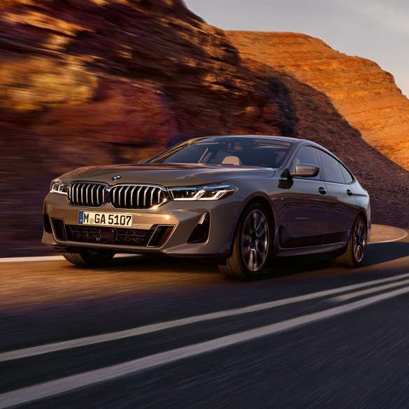 BMW 6-serie Gran Turismo G32 2020 BMW 6-serie Gran Turismo 640i xDrive G32 2020 Berninagrå, sedd snett framifrån, körandes på väg framför landskap
