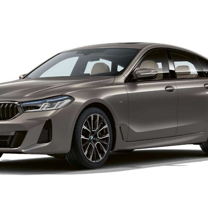 BMW 6-serie Gran Turismo M Sportpaket G32 2020 BMW 6-serie Gran Turismo 640i xDrive 2020 M Sportpaket Berninagrå Bärnstenseffekt, sedd snett framifrån