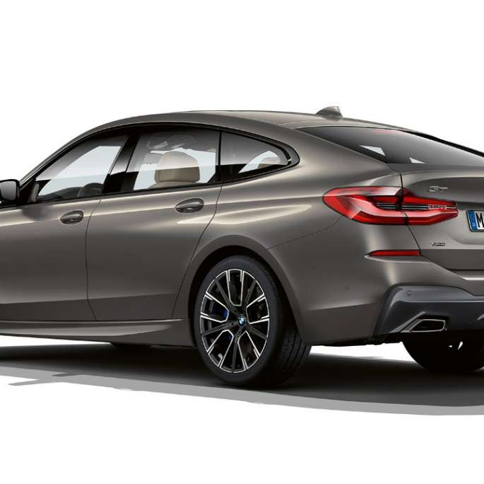 Bakparti BMW 6-serie Gran Turismo M Sportpaket G32 2020 BMW 6-serie Gran Turismo 640i xDrive 2020 M Sportpaket Berninagrå Bärnstenseffekt, sedd snett bakifrån