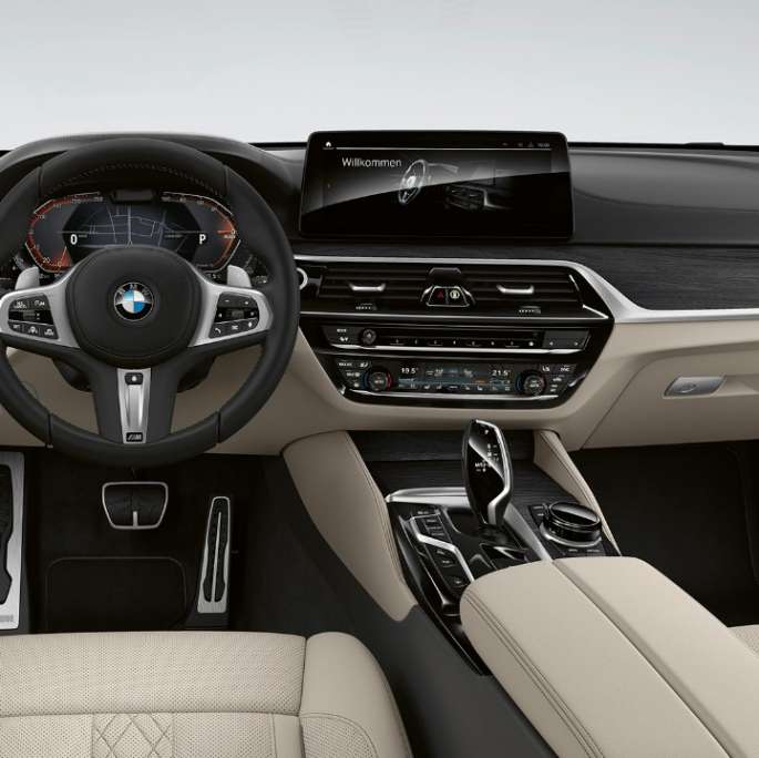 Förarplats BMW 6-serie Gran Turismo M Sportpaket G32 2020 BMW 6-serie Gran Turismo 640i xDrive 2020 M Sportpaket läder ’Nappa’ Elfenbensvit Interiör