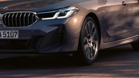 Adaptiv luftfjädring för fram- och bakaxeln BMW 6-serie Gran Turismo G32 2020 Adaptiv luftfjädring för fram- och bakaxeln BMW 6-serie Gran Turismo G32 2020 närbild tagen snett framifrån