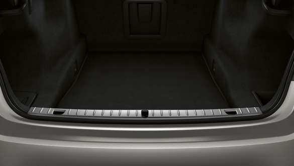BMW 7-serie sedan lastkant av rostfritt stål BMW 7-serie sedan: Närbild av lastkanten av rostfritt stål med öppnat bagageutrymme