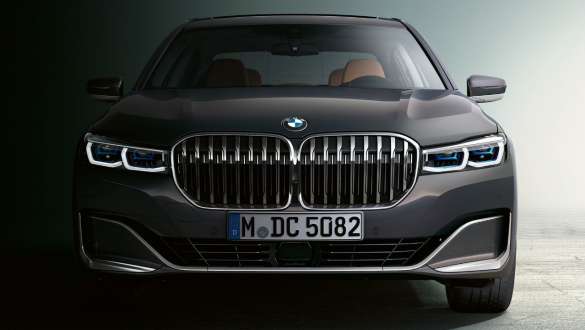 BMW 7-serie sedan frontspoiler BMW 7-serie sedan: Sedd från insidan, närbild av frontspoilern