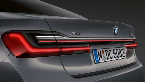 BMW 7-serie sedan baklyktor BMW 7-serie sedan: Närbild av baklyktorna med ljusband