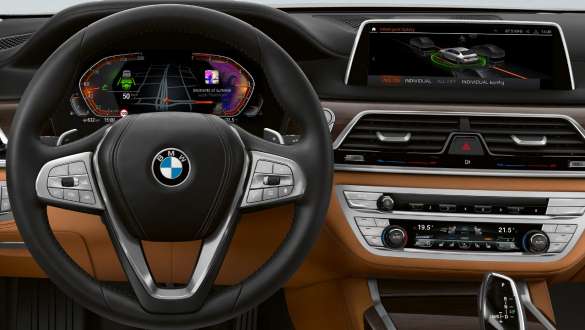 BMW 7-serie sedan: Driving Assistant Professional BMW 7-serie sedan: På displayen och kombiinstrumentet visas Driving Assistant Professional