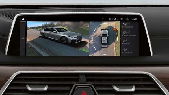 BMW 7-serie sedan: Parking Assistant Plus BMW 7-serie sedan: På displayen visas Parking Assistant Plus