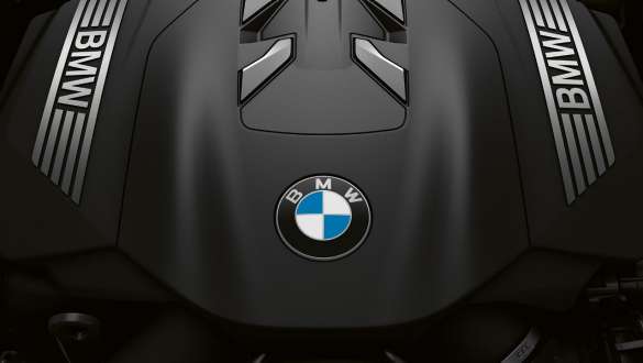 Rak sexcylindrig BMW TwinPower Turbo-bensinradmotor BMW 7-serie sedan: Närbild av den sexcylindriga bensinradmotorn BMW TwinPower Turbo