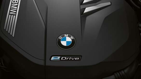 BMW 7-serie sedan elmotor BMW 7-serie sedan: Närbild av elmotorn med eDrive-emblem