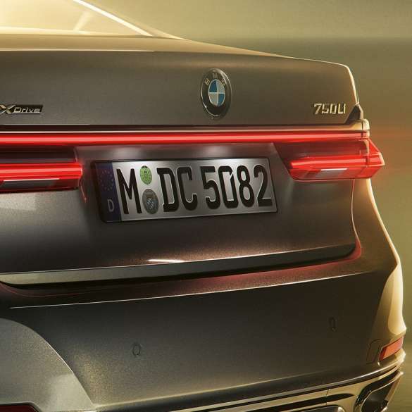 BMW 7-serie sedan 750Li-emblem BMW 7-serie sedan: Närbild av 750Li-emblemet på bakvagnen
