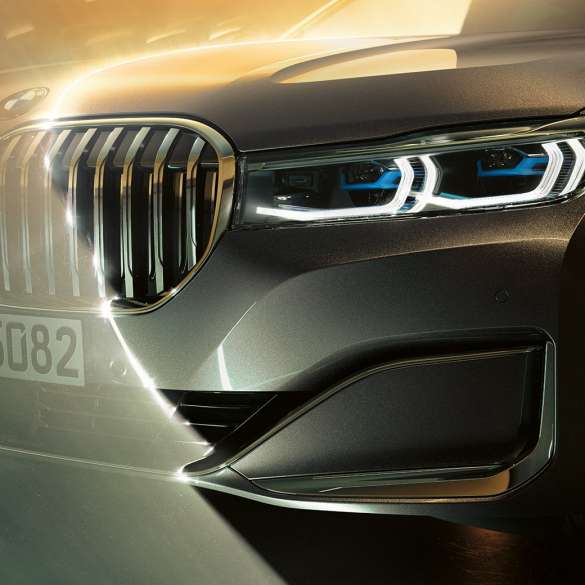BMW 7-serie sedan njure och laserljus BMW 7-serie sedan: Närbild av fronten med stor njure och laserljus
