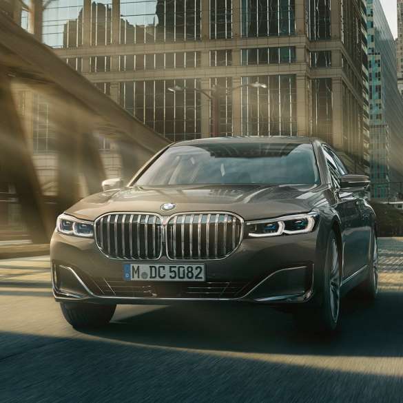 Förarhjälpsystem i BMW 7-serie sedan Förarhjälpsystem: BMW 7-serie sedan kör framför en stadsmiljö