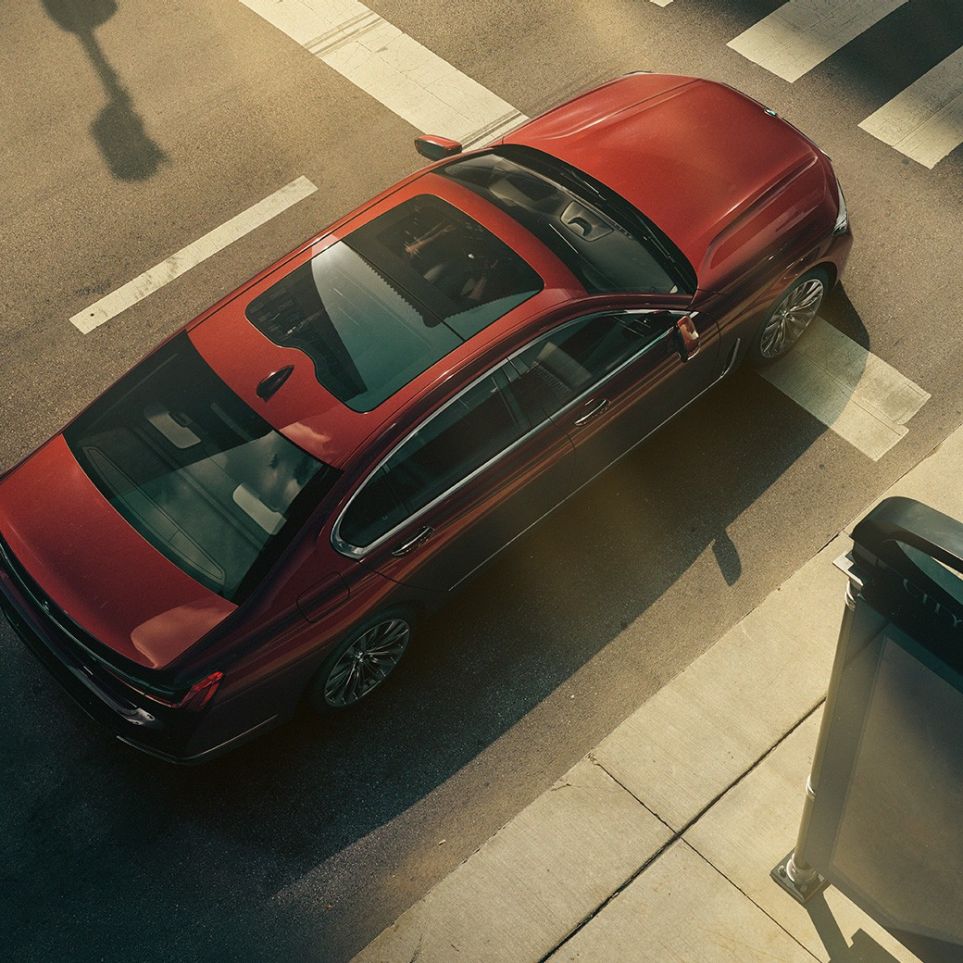 BMW Individual 7-serie sedan, fågelperspektiv BMW Individual 7-serie sedan i rött ur fågelperspektiv