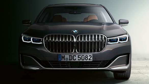 BMW 7-serie Sedan frontspoiler BMW 7-serie Sedan: sedd framifrån, närbild av frontspoilern