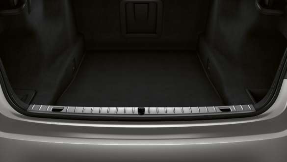 BMW 7-serie Sedan lastkant i rostfritt stål BMW 7-serie Sedan: närbild av lastkanten i rostfritt stål med öppnat bagageutrymme