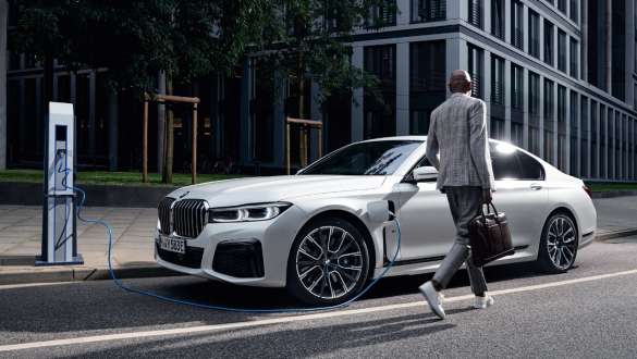 BMW 7-serie Sedan laddhybrid G11 G12 sedd snett framifrån under laddning BMW 7-serie Sedan laddhybrid G11 G12 sedd snett framifrån körandes med modell