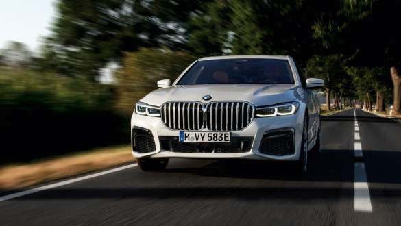 BMW 7-serie Sedan laddhybrid G11 G12 sedd framifrån körandes En BMW 7-serie Sedan laddhybrid G11 G12 sedd framifrån kör på vägen